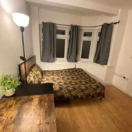 4 Wharncliffe Drive Ξενοδοχείο Hanwell Εξωτερικό φωτογραφία