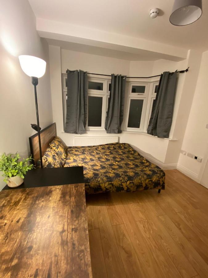 4 Wharncliffe Drive Ξενοδοχείο Hanwell Εξωτερικό φωτογραφία