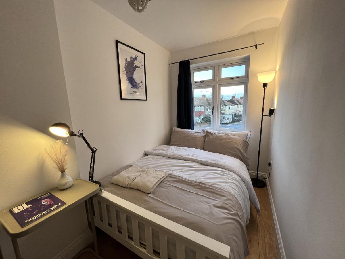 4 Wharncliffe Drive Ξενοδοχείο Hanwell Εξωτερικό φωτογραφία