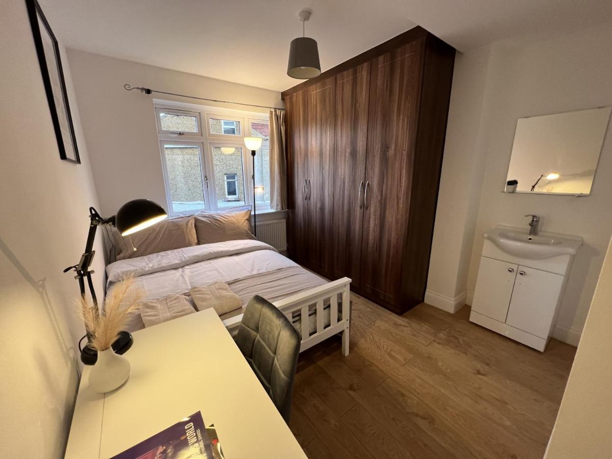 4 Wharncliffe Drive Ξενοδοχείο Hanwell Εξωτερικό φωτογραφία
