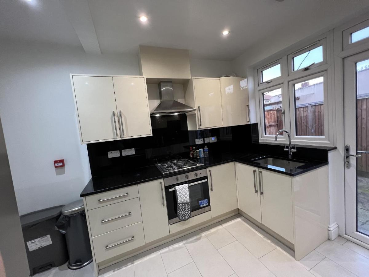 4 Wharncliffe Drive Ξενοδοχείο Hanwell Εξωτερικό φωτογραφία