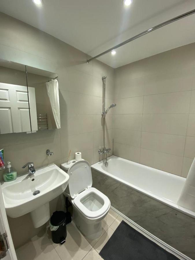 4 Wharncliffe Drive Ξενοδοχείο Hanwell Εξωτερικό φωτογραφία