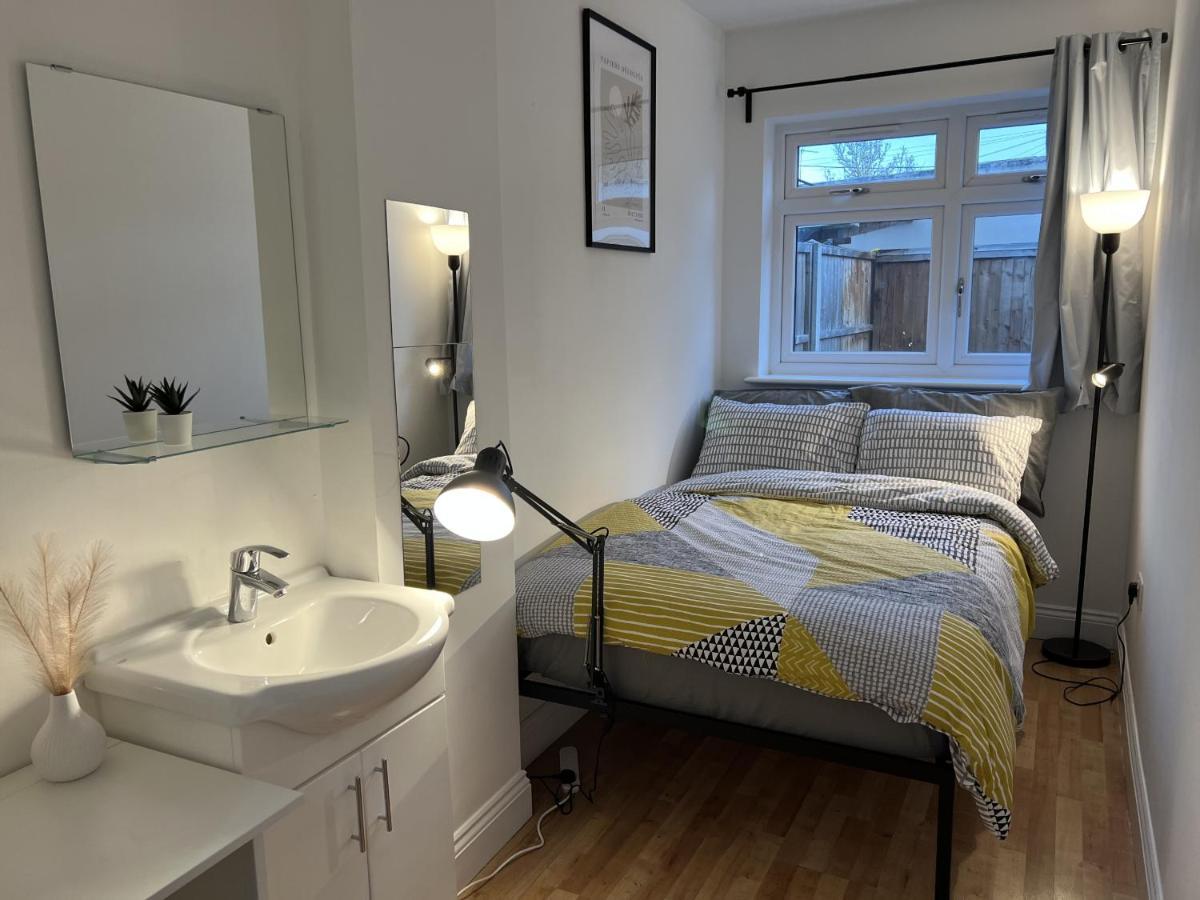4 Wharncliffe Drive Ξενοδοχείο Hanwell Εξωτερικό φωτογραφία