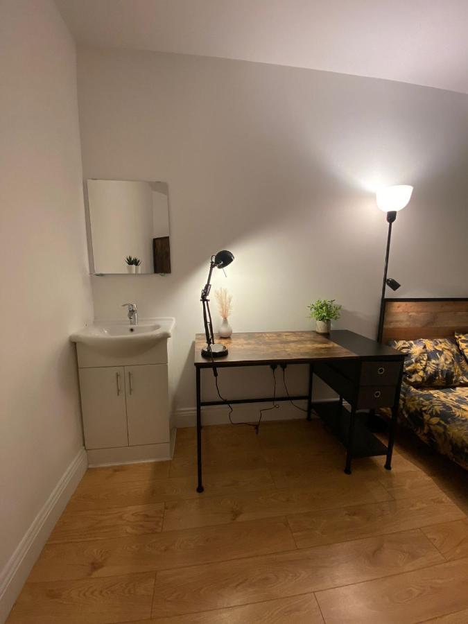 4 Wharncliffe Drive Ξενοδοχείο Hanwell Εξωτερικό φωτογραφία