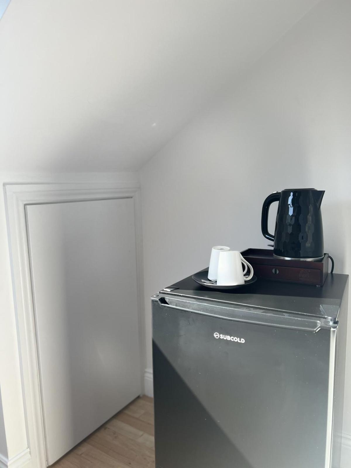 4 Wharncliffe Drive Ξενοδοχείο Hanwell Δωμάτιο φωτογραφία