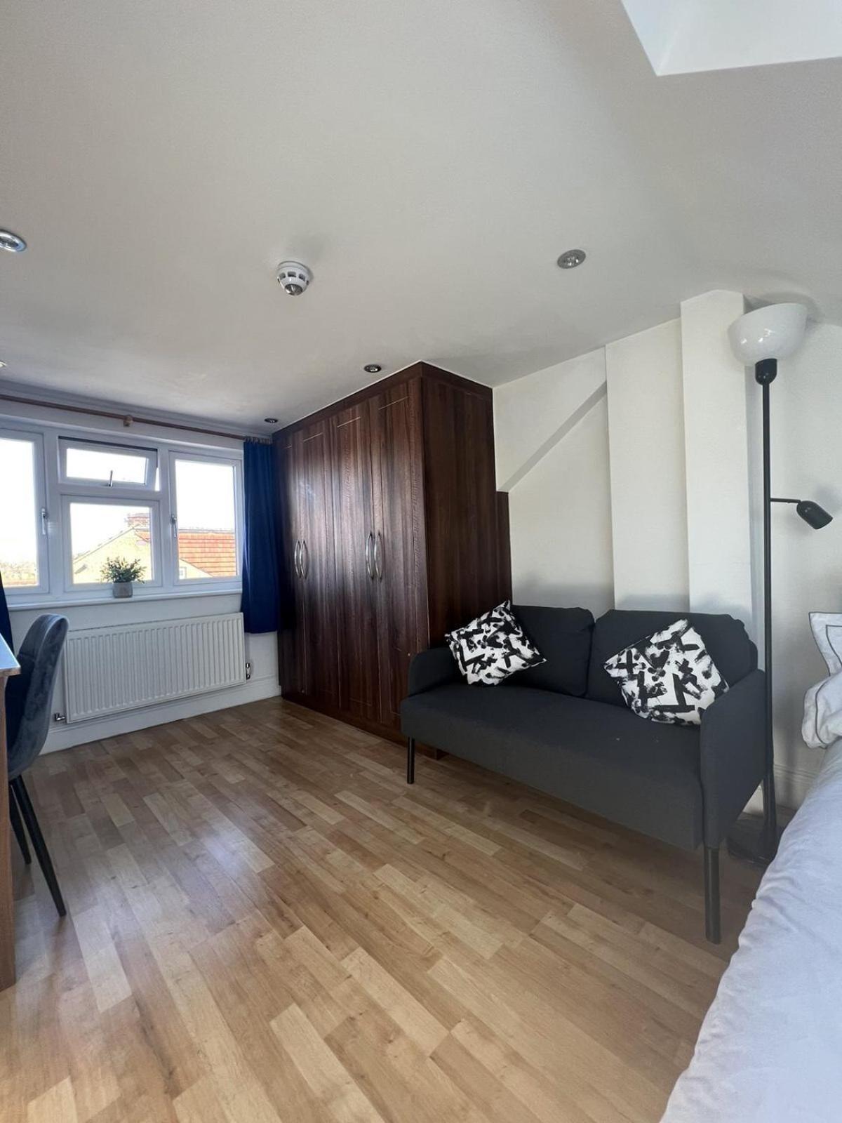 4 Wharncliffe Drive Ξενοδοχείο Hanwell Δωμάτιο φωτογραφία